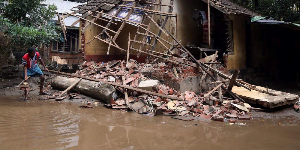 Θρήνος: Πάνω από 1.200 νεκροί από τις πλημμύρες στην Ινδία