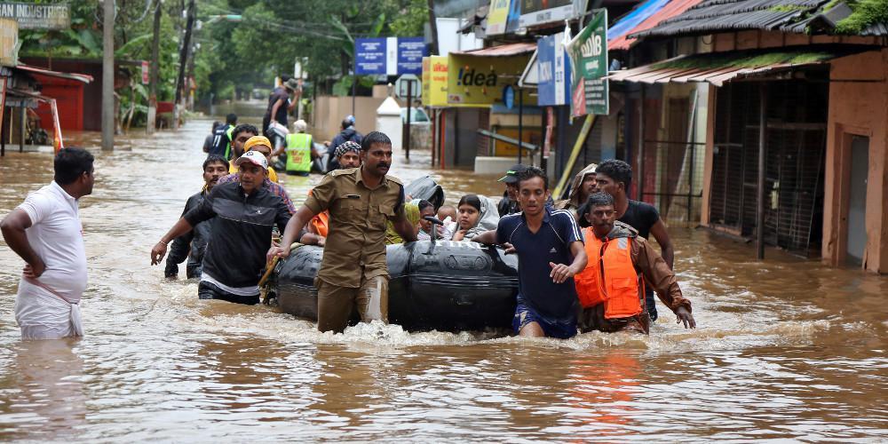 Τραγωδία στην Ινδία: 370 νεκροί και 700.000 στα καταφύγια εξαιτίας την πλημμυρών