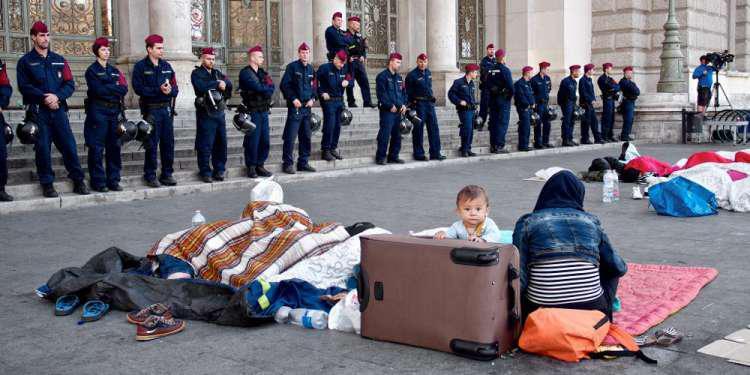 Απίστευτο: Η Ουγγαρία αφήνει νηστικούς τους πρόσφυγες για να αναγκαστούν να φύγουν!