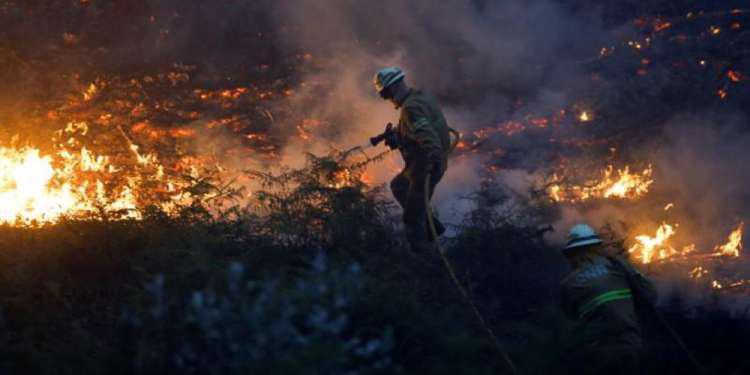 Mεγάλη μάχη με τις φλόγες από τους πυροσβέστες στην Πορτογαλία