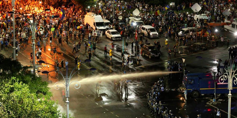 Χαμός στη Ρουμανία: Εκατοντάδες τραυματίες από επεισόδια σε αντικυβερνητική διαδήλωση