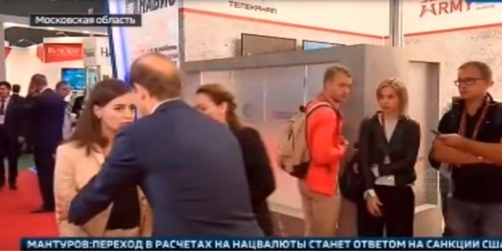 Ρωσίδα δημοσιογράφος λιποθύμησε «on air» και τη βοήθησε ο υπουργός Βιομηχανίας