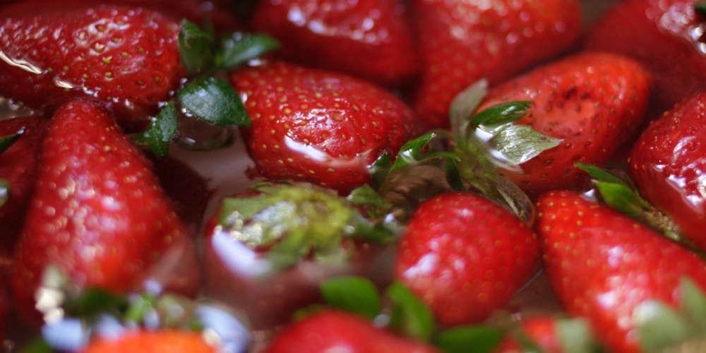 Ανατριχίλα: Δείτε τι περιέχουν οι φράουλες  Επιστήμονες τις βάζουν στο μικροσκόπιο [βίντεο]