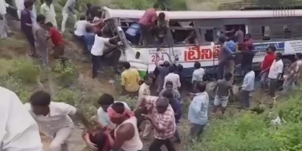 Τραγωδία στην Ινδία: Λεωφορείο έπεσε σε χαράδρα, τουλάχιστον 55 άνθρωποι σκοτώθηκαν