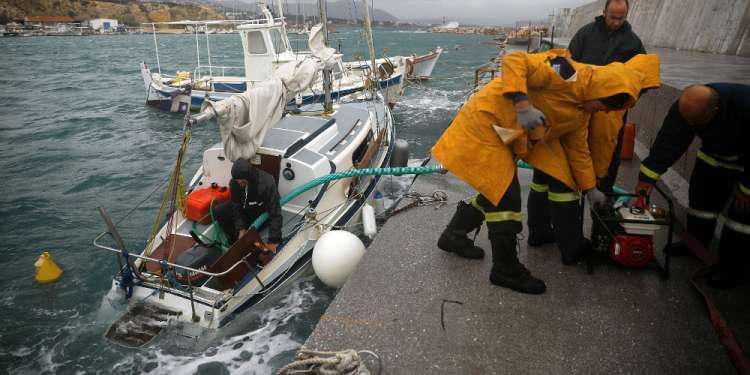 Σαρώνει η κακοκαιρία: Βυθίσεις και καταστροφές σκαφών – Προβλήματα στα ακτοπλοϊκά δρομολόγια