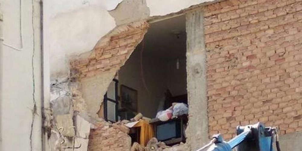 Απίστευτο και όμως ελληνικό: Γκρέμισαν λάθος σπίτι στην Πάτρα [βίντεο]