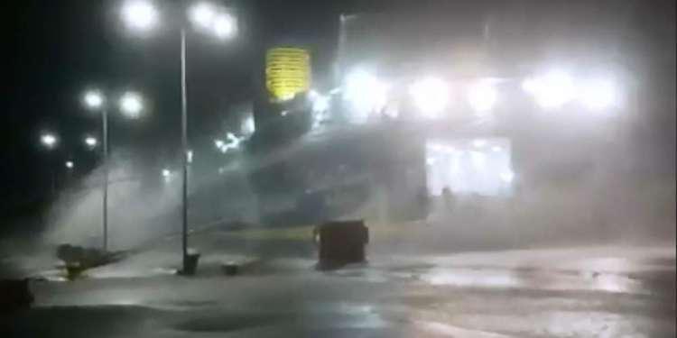 Απίστευτο βίντεο: Πλοίο αγκομαχεί να μείνει δεμένο στο λιμάνι της Ραφήνας λόγω των ισχυρών ανέμων