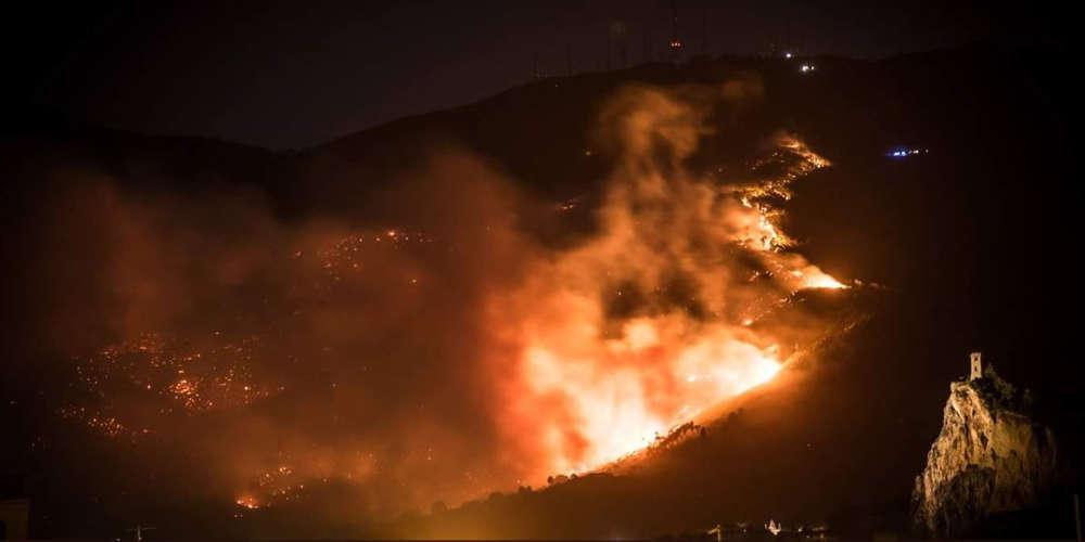 Μεγάλη πυρκαγιά στην Τοσκάνη - Ολονύχτιο θρίλερ για τους κατοίκους