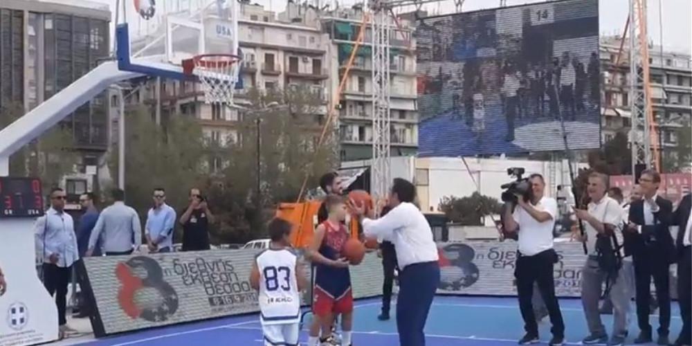 ΔΕΘ 2018: Μπάσκετ στη έκθεση έπαιξε ο Τσίπρας [βίντεο]