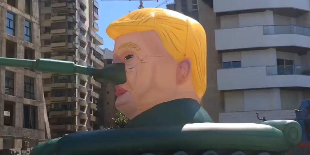 Τεθωρακισμένο με το πρόσωπο του Τραμπ, στη Βηρυτό [βίντεο]