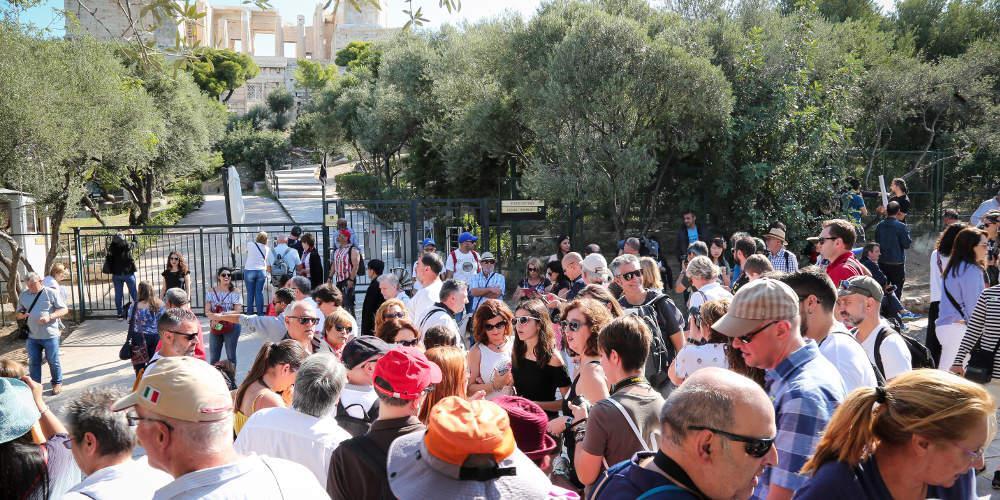 Ελλάς το μεγαλείο σου: Εκατοντάδες τουρίστες έξω από κλειστούς αρχαιολογικούς χώρους λόγω απεργίας