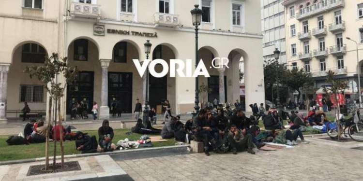 Καταυλισμός προσφύγων το κέντρο της Θεσσαλονίκης – Έχουν κατασκηνώσει στην πλατεία Αριστοτέλους [βίντεο]