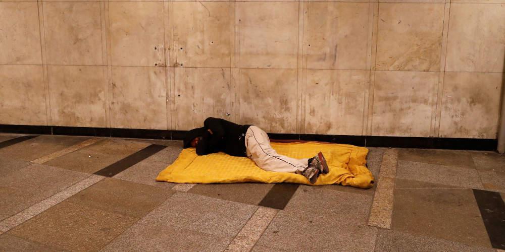 Σάλος στην Ουγγαρία με το νόμο που απαγορεύει στους άστεγους να κοιμούνται στο δρόμο