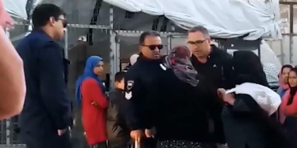 Σκηνές ντροπής: Αστυνομικός βρίζει χυδαία ηλικιωμένη πρόσφυγα στη Μόρια [βίντεο]