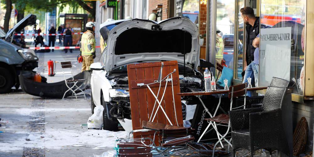 Πανικός στο Βερολίνο: Αυτοκίνητο έπεσε πάνω σε καφετέρια – Τουλάχιστον 5 τραυματίες [εικόνες]