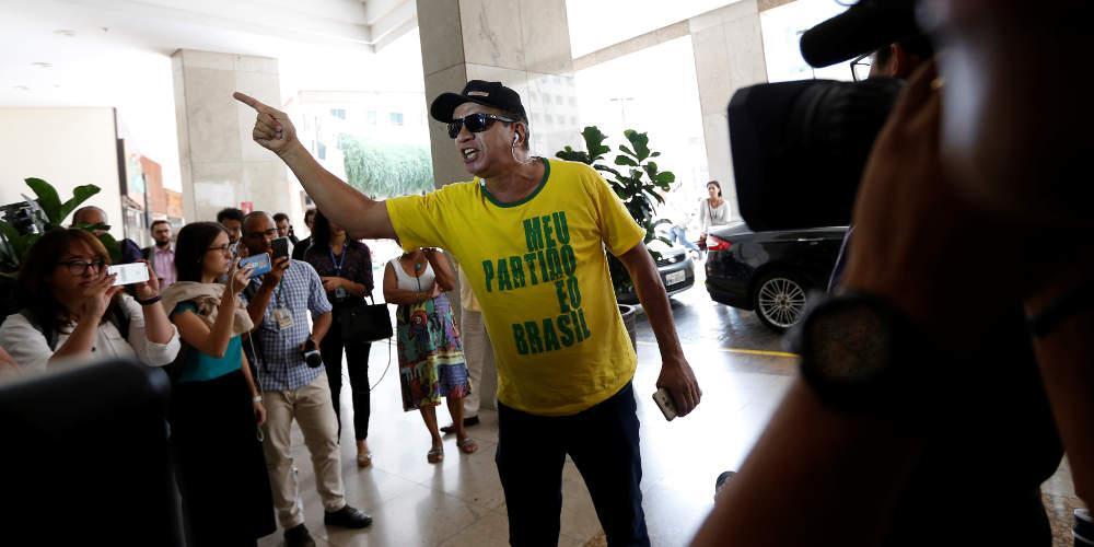 Κύμα βίας στη Βραζιλία μετά την εκλογική άνοδο του υποψήφιου προέδρου Μπολσονάρου