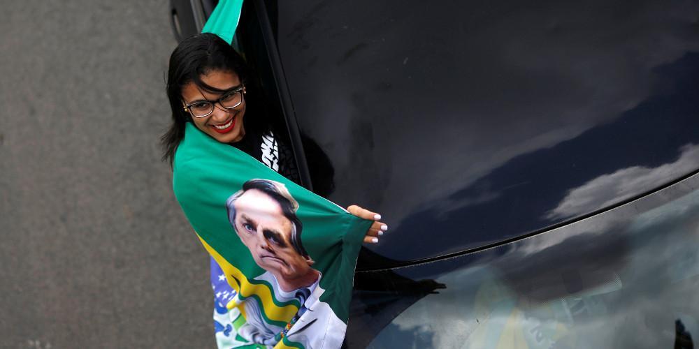 Στις κάλπες προσέρχονται οι Βραζιλιάνοι σε μια κρίσιμη εκλογική αναμέτρηση