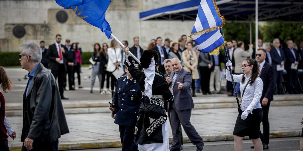 Μικροένταση στην μαθητική παρέλαση στην Αθήνα [βίντεο]