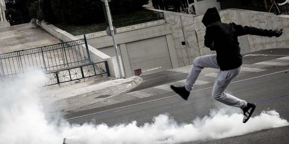 Νέα επεισόδια στο κέντρο της Αθήνας - «Κλεφτοπόλεμος» κουκουλοφόρων με ΜΑΤ στο Πανεπιστήμιο