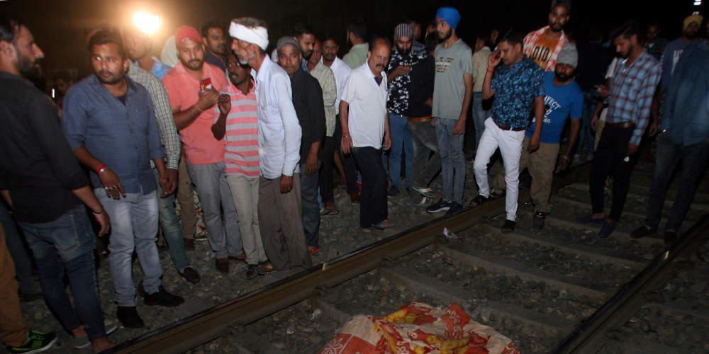 Ανείπωτη τραγωδία: Τουλάχιστον 58 νεκροί στην Ινδία όταν τρένο έπεσε πάνω σε πλήθος [εικόνες & βίντεο]
