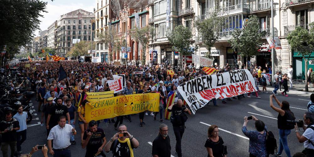 Στους δρόμους οι Καταλανοί για τον ένα χρόνο από το δημοψήφισμα για την ανεξαρτησία [εικόνες]