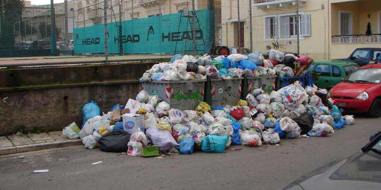 Τα σκουπίδια πνίγουν την Κέρκυρα - Δεν πάνε στα σχολεία τα παιδιά