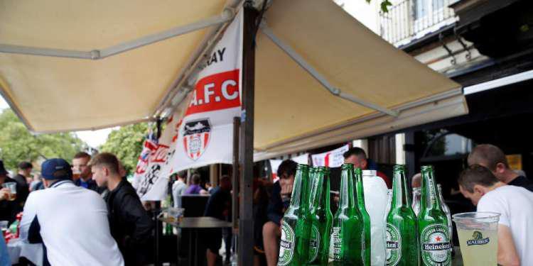 Αλκοόλ ξανά στα αγγλικά γήπεδα; Οι σύλλογοι ζητούν άρση της απαγόρευσης