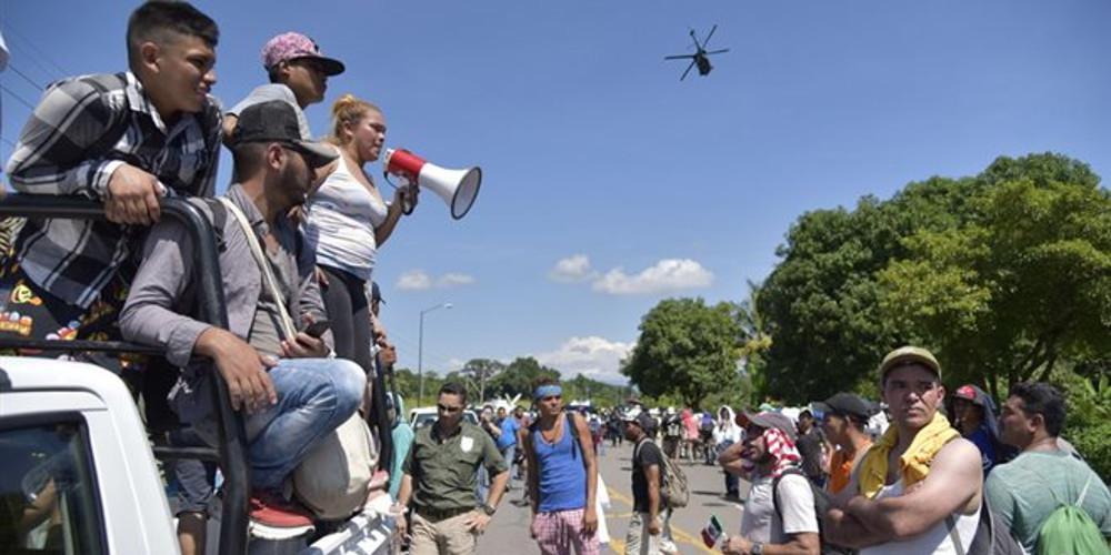 Χιλιάδες μετανάστες από την Ονδούρα βαδίζουν για τις ΗΠΑ αψηφώντας τον Τραμπ