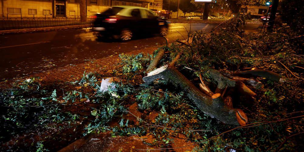 Σαρώνει την Πορτογαλία η καταιγίδα Λέσλι – Τουλάχιστον 300.000 νοικοκυριά χωρίς ρεύμα