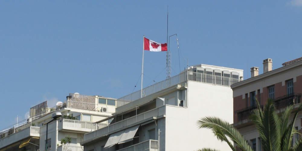 Επίθεση με βαριοπούλες στην πρεσβεία του Καναδά