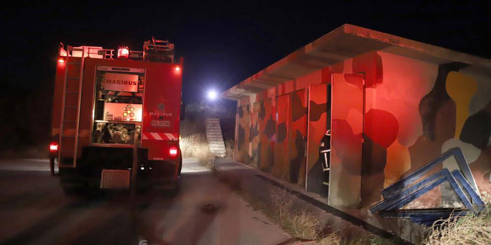 Καταστράφηκαν ΙΧ και λεωφορεία από μεγάλη πυρκαγιά σε υπαίθριο πάρκινγκ στην Κατερίνη