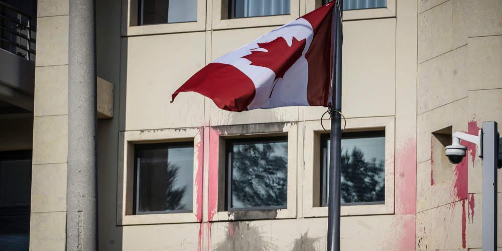 Ρουβίκωνας κατά επενδύσεων: Έκαναν γυαλιά-καρφιά την πρεσβεία του Καναδά