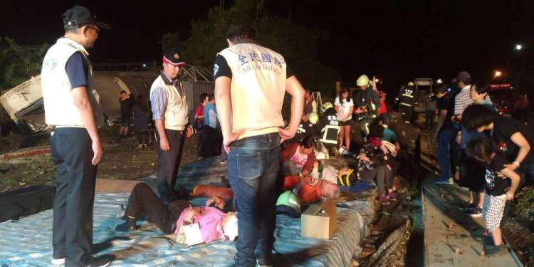 Ανείπωτη τραγωδία: Τουλάχιστον 17 νεκροί από εκτροχιασμό τρένου στην Ταϊβάν