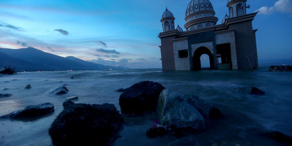 Νέο βίντεο σοκ από το τσουνάμι στην Ινδονησία με τους χιλιάδες νεκρούς