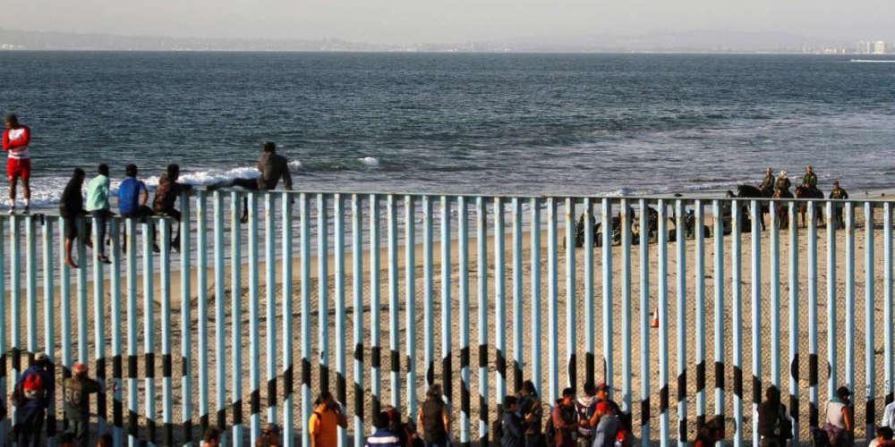 Συναγερμός στην Τιχουάνα με μετανάστες να προσπαθούν να πηδήξουν τον φράχτη