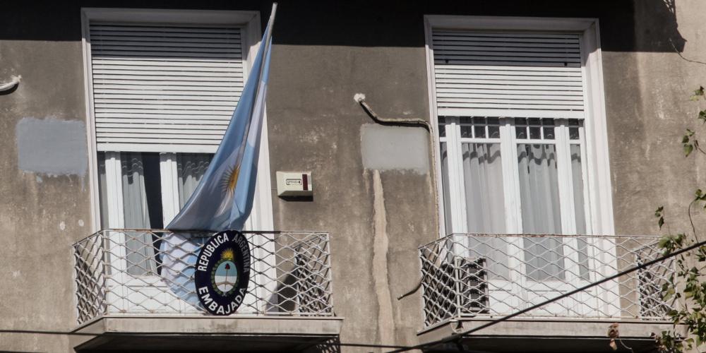 Δύο συλλήψεις μελών του Ρουβίκωνα για την εισβολή στην πρεσβεία της Αργεντινής