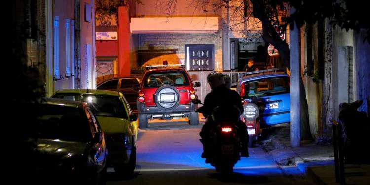 Απίστευτο: Τράβηξαν καλάσνικοφ σε αστυνομικούς αφού μπούκαραν με όχημα σε μαγαζί