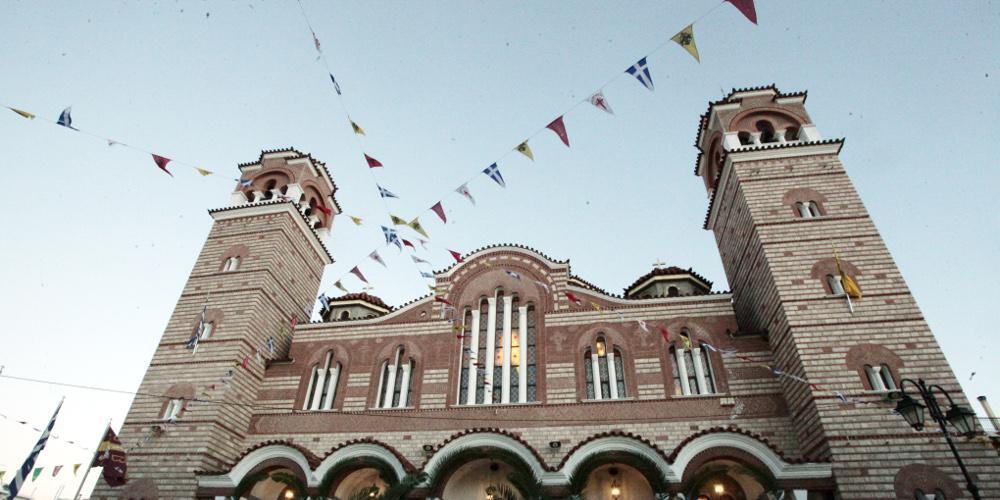 Απίστευτο: Εισέβαλαν με ΙΧ σε εκκλησία στη Θεσσαλονίκη και έκλεψαν το χρηματοκιβώτιο