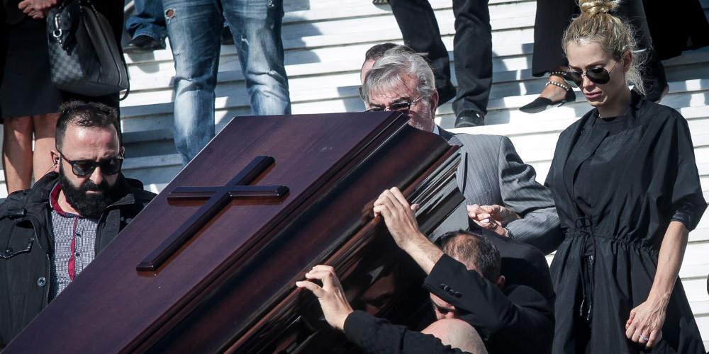 Εγινε η κηδεία του Γιάννη Μακρή που δολοφονήθηκε στη Βούλα - Σε τραγική κατάσταση η Βικτώρια Καρύδα