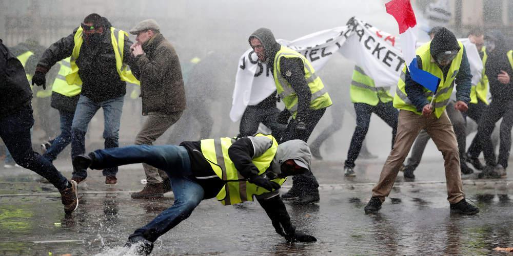 Χαμός στο Παρίσι: Σφοδρές συγκρούσεις ανάμεσα σε «κίτρινα γιλέκα» και αστυνομία [βίντεο]