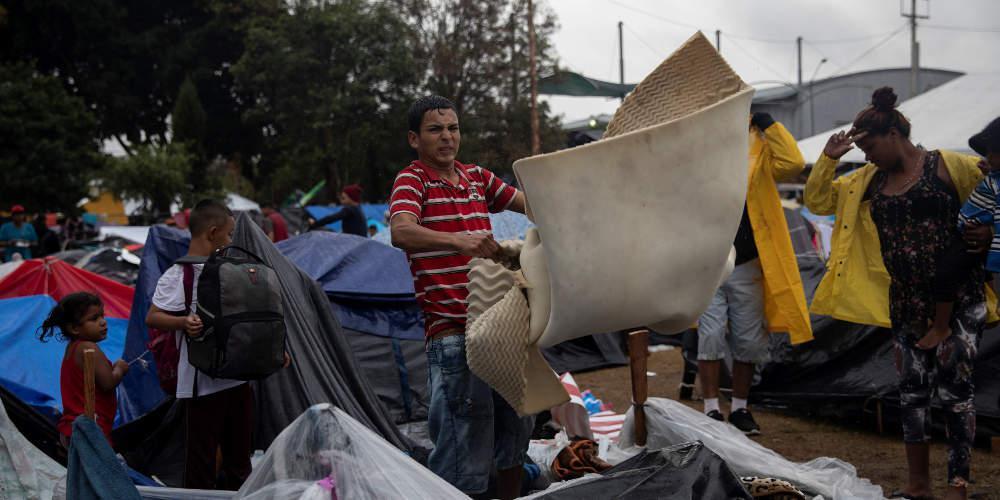Μετανάστες που περιμένουν στα σύνορα ΗΠΑ-Μεξικού άρχισαν απεργία πείνας
