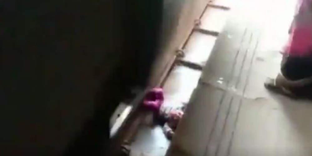 Βίντεο-σοκ: Μωρό έπεσε στις ράγες του τραίνου που πέρασε από πάνω του