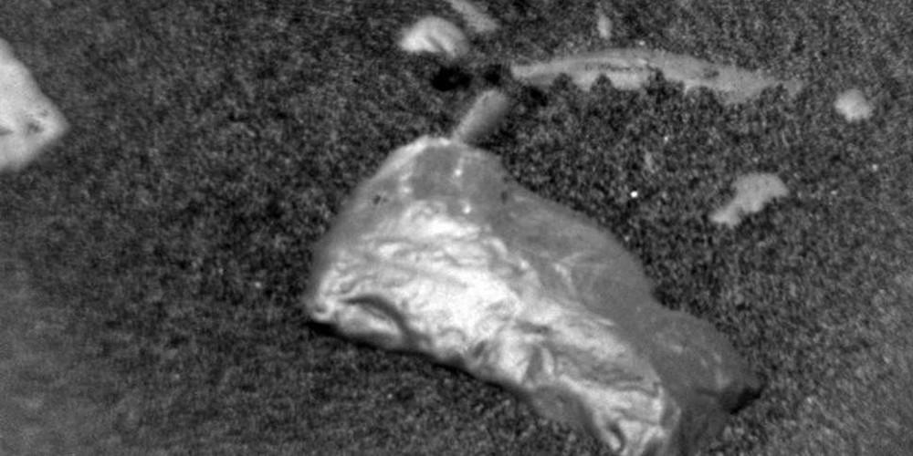 To Curiosity κατέγραψε μυστηριώδες αντικείμενο στην επιφάνεια του Άρη