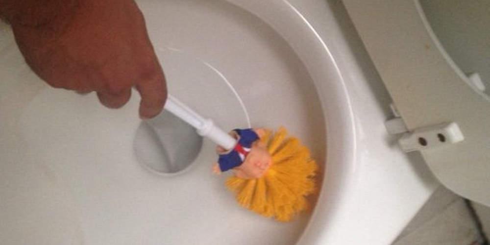 Νέα μόδα στα πιγκάλ- Ο Ντόναλντ Τραμπ καθαρίζει την τουαλέτα σας [εικόνες]