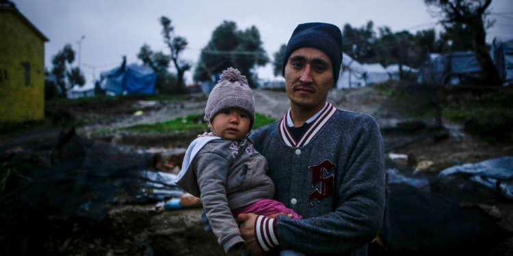 Δημοσίευμα-καταπέλτης: Οι πρόσφυγες ζουν στην Ελλάδα με σκουπίδια, αρουραίους και κατσαρίδες