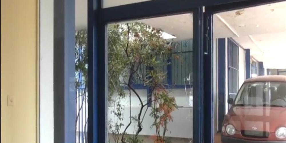 Μαθητικές καταλήψεις: Γυμνασιάρχης στις Σέρρες έσπασε τη τζαμαρία του σχολείου για να σταματήσει την κατάληψη