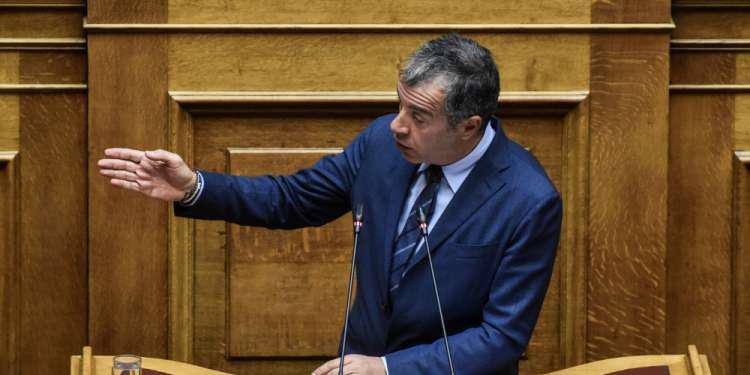 Θεοδωράκης για Συνταγματική Αναθεώρηση: Στη Βουλή επικρατεί το κομματικό συμφέρον