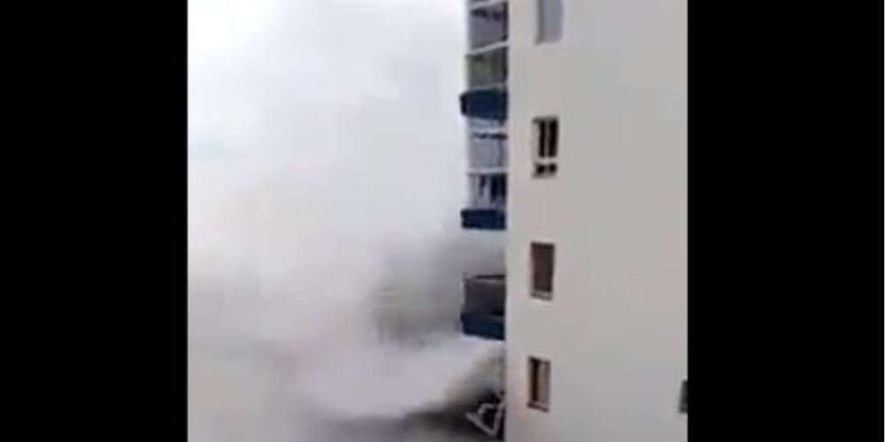 Γιγάντιο κύμα «καταπίνει» μπαλκόνι στην Τενερίφη [βίντεο]