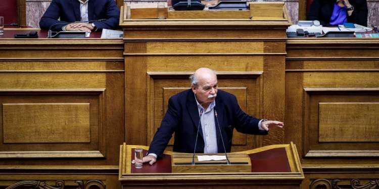 Τώρα ο Βούτσης λέει ότι ήταν λάθος του ΣΥΡΙΖΑ οι μετατάξεις στη Βουλή