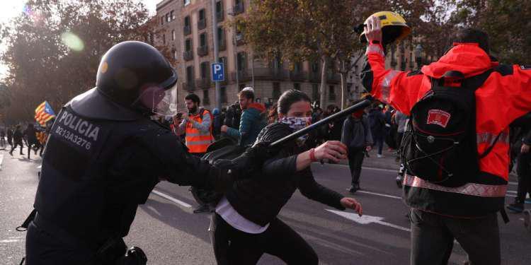 Ένταση στη Βαρκελώνη στον απόηχο του υπουργικού συμβουλίου υπό τον Σάντσεθ